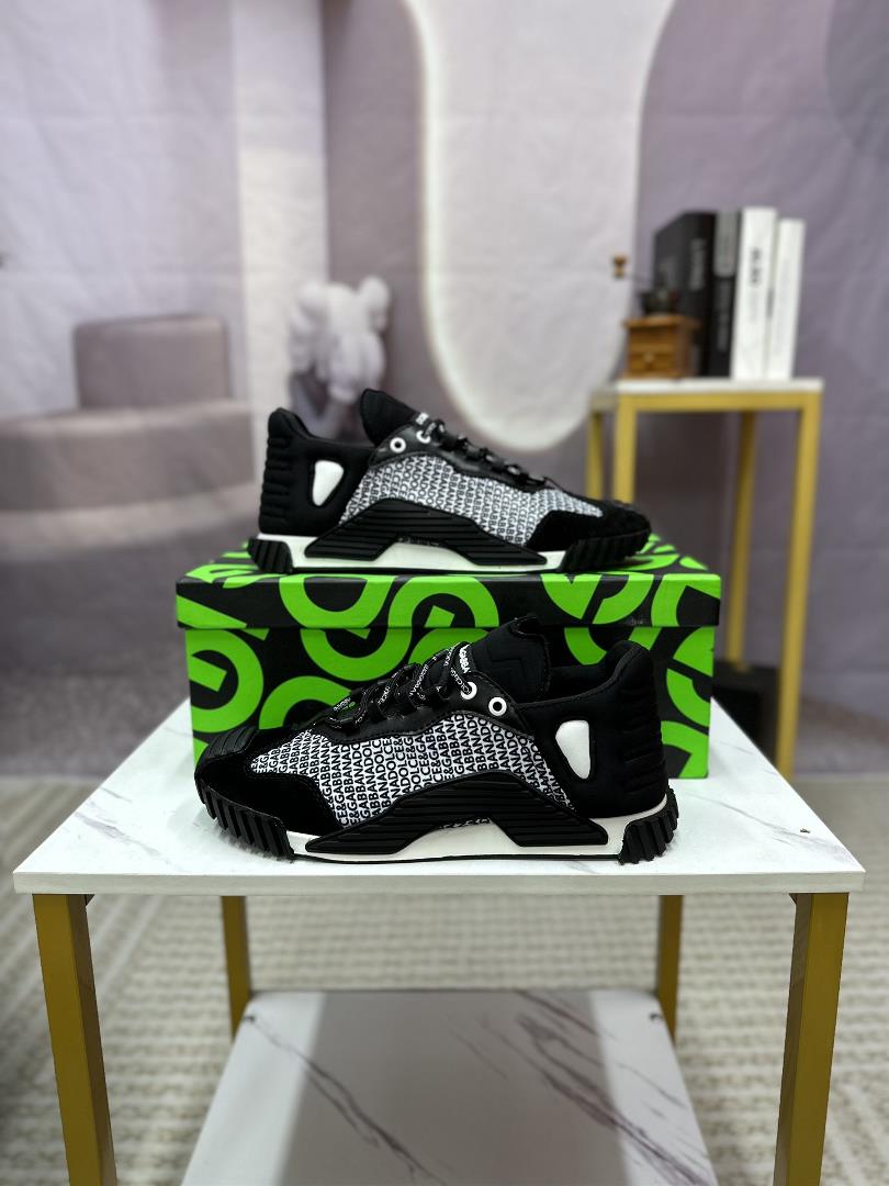 Couple style DGs latest couple casual shoes are fashionable and versatile adding luster to var