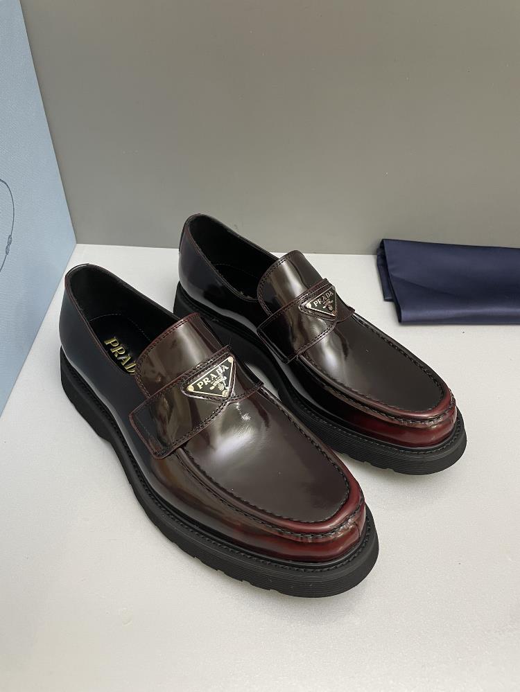 PRAD family highend mens formal leather shoes this piece has a retro design style presenting a mixed and matched style The retro upper presents