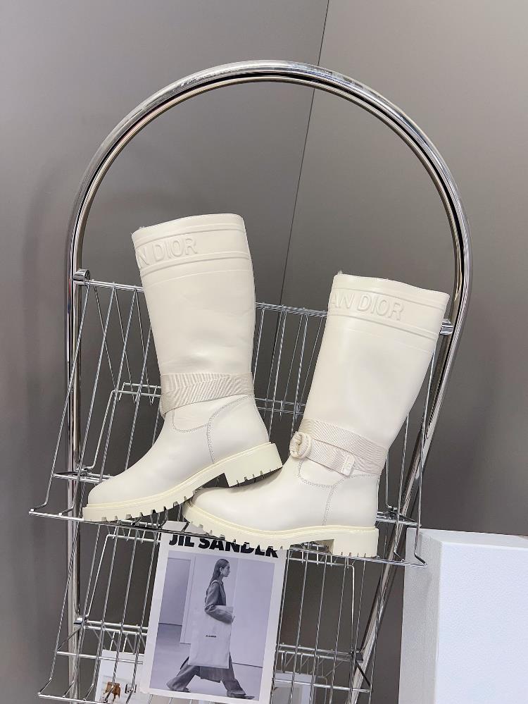 Mao Li Dior Classic Autumn and Winter Knight Boot featuring a variety of celebrity intern