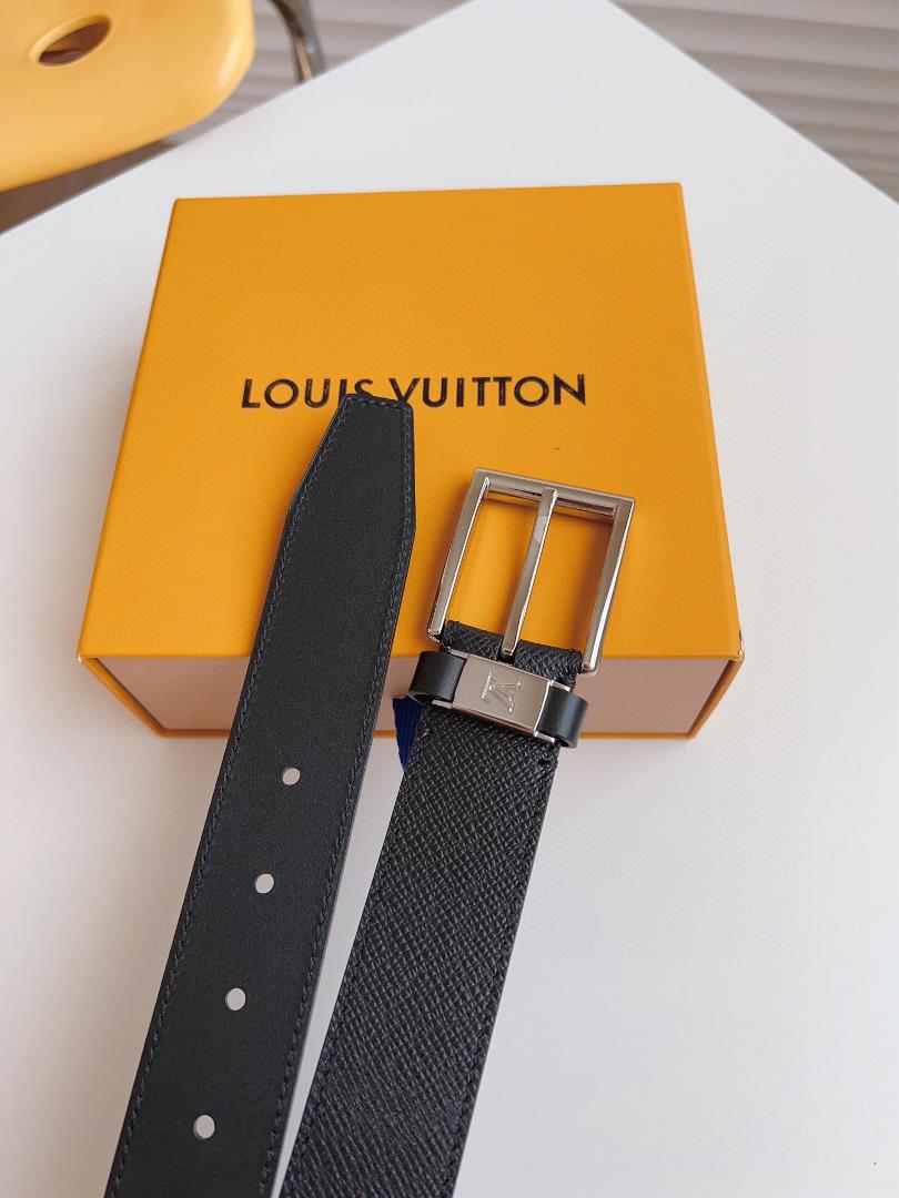 The LV CITY PIN waistband outlines smooth lines in a classic style exuding a calm busines