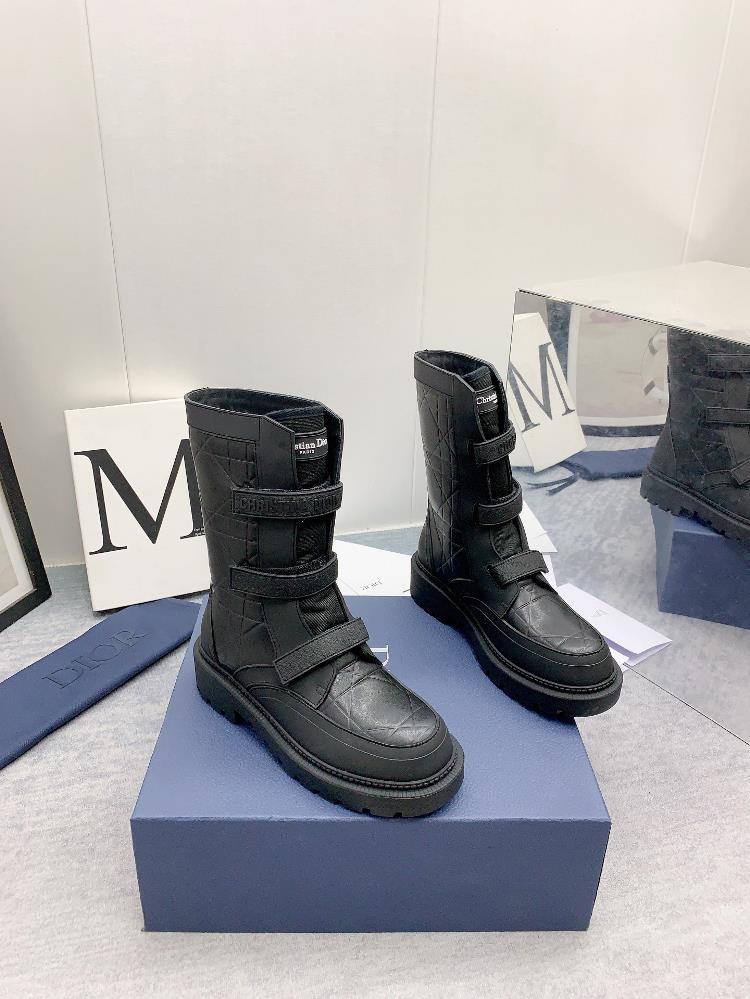 The first thing that caught my attention about these boots is the sleek and elegant design