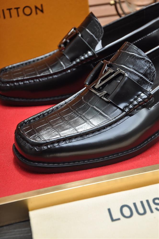 LVs original single cowhide inner lining LVs latest genuine leather business suit shoes are also available on the official website The top layer o