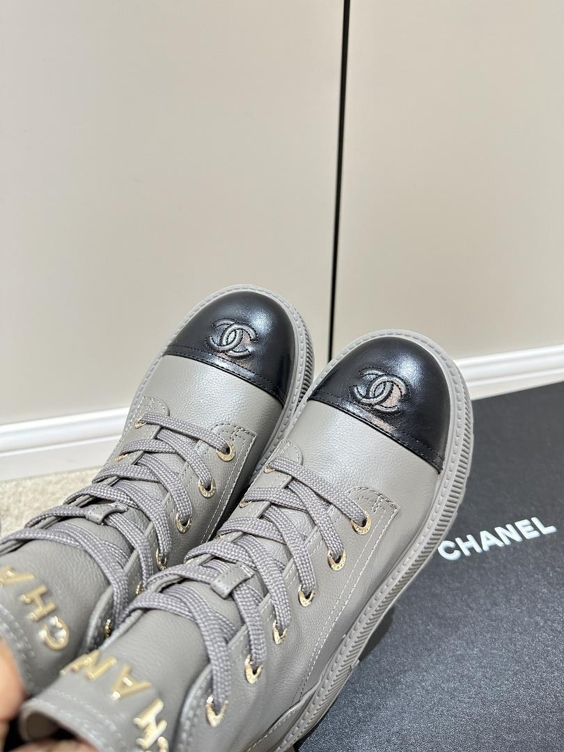 chanel lychee patterned motorcycle boots  new motorcycle boots are made of imported lychee