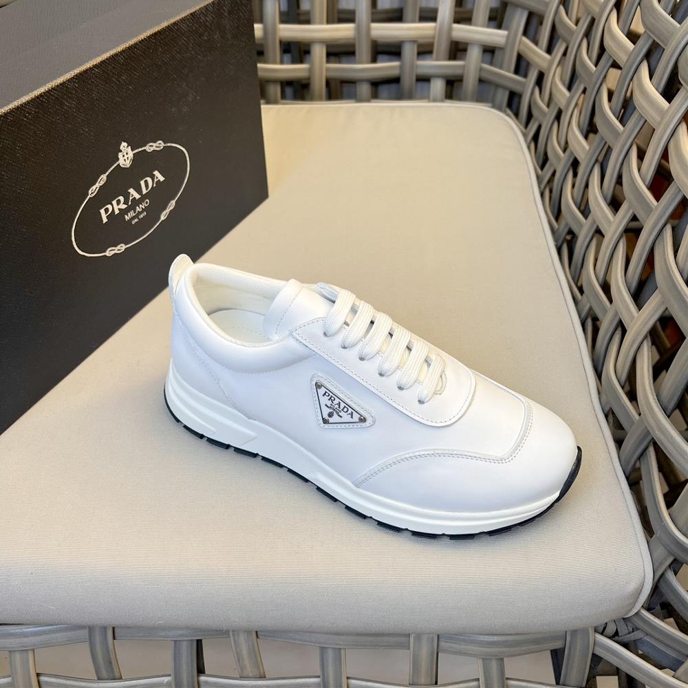 Prada highend mens lace up leather casual sports shoes are crafted with a triangular brand logo embellished on the top layer of cowhide The inner l