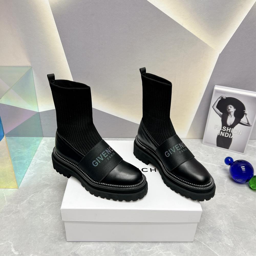 Factory toplevel versionGIVENCHY 2023vs AutumnWinter New CollectionRound headed letter socks and short bootsThe new flat bottom has a high exit rate