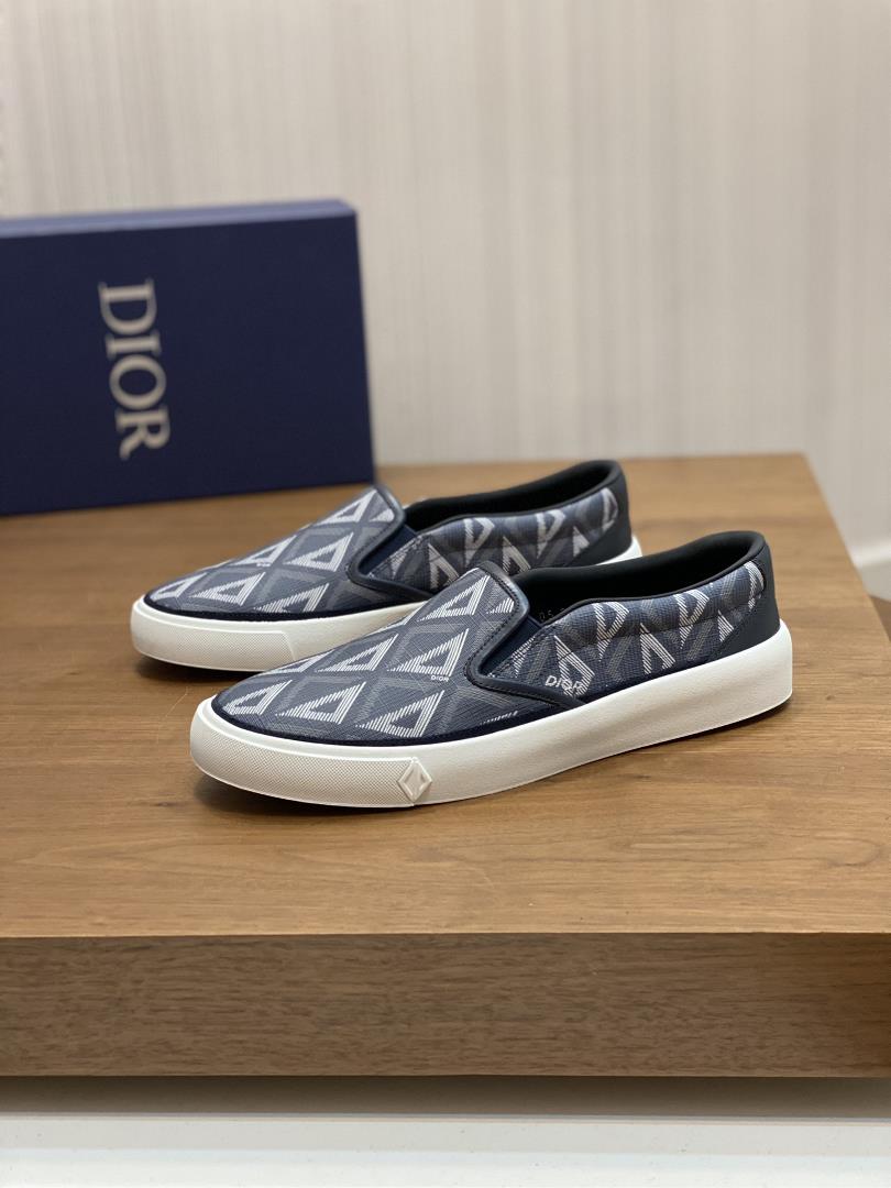 dior new Jagga Runner low top sneaker features a variety of materials and contrasting colo