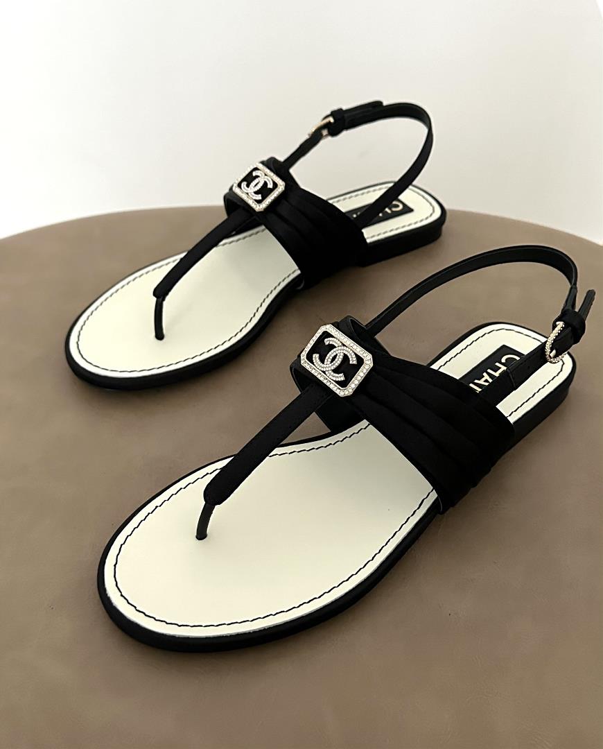 Silk Sandals Size 353637383940 It is made of silk fabric with a toe clip design making your to