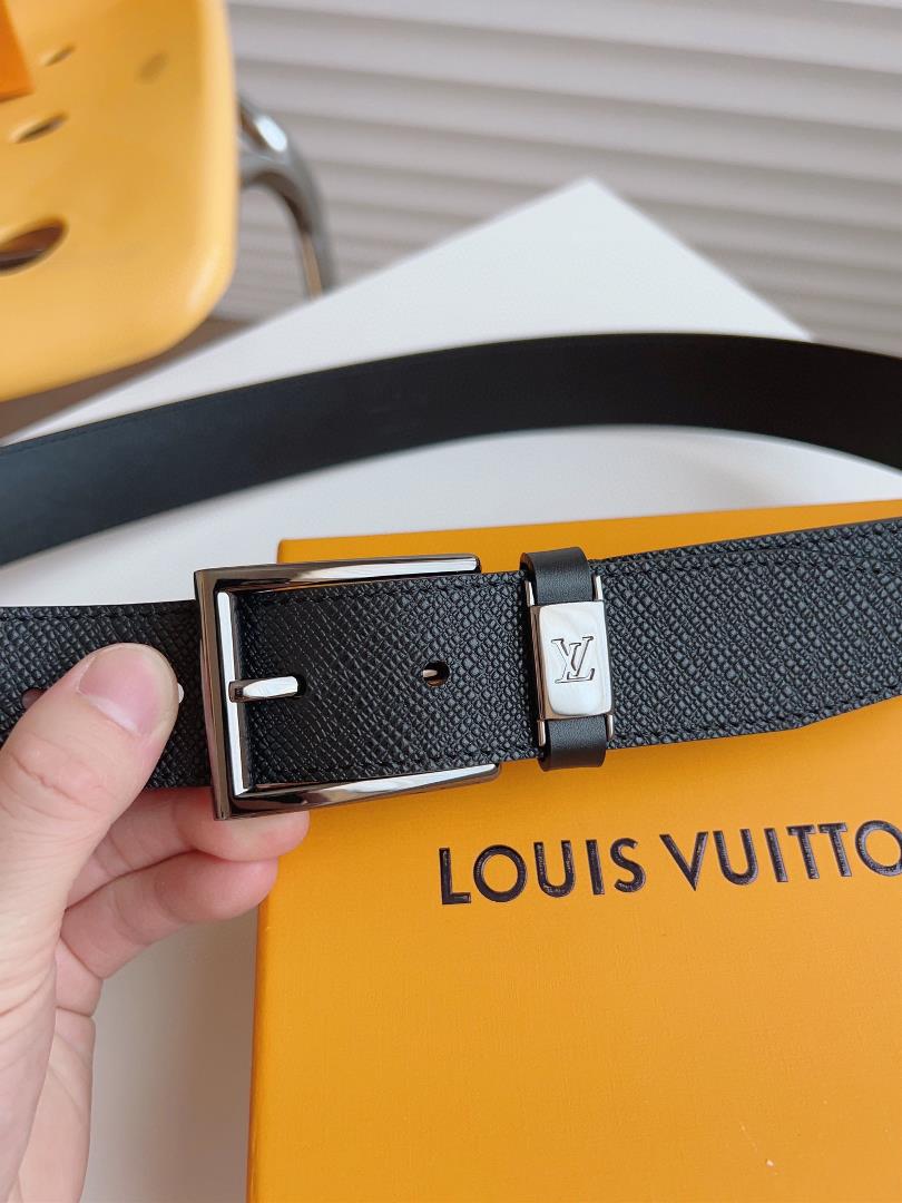 The LV CITY PIN waistband outlines smooth lines in a classic style exuding a calm busines