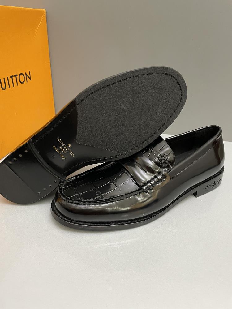 L Family Major Handmade Lefu Shoes with Genuine Leather SoleIn 2023 a combination of painted calf leather and hand sewn uppers will be integrated Th