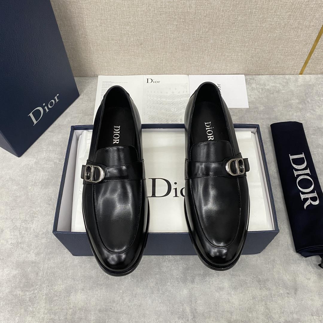 The official price of DIO TIMELESS  This Slipon shoe reflect classic elegance Made of black cowhi