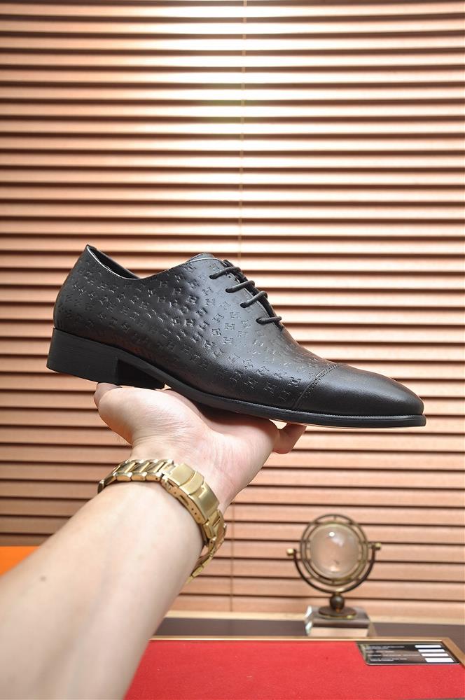 When it comes to Hermes mens shoes one can expect nothing less than perfection Each pai