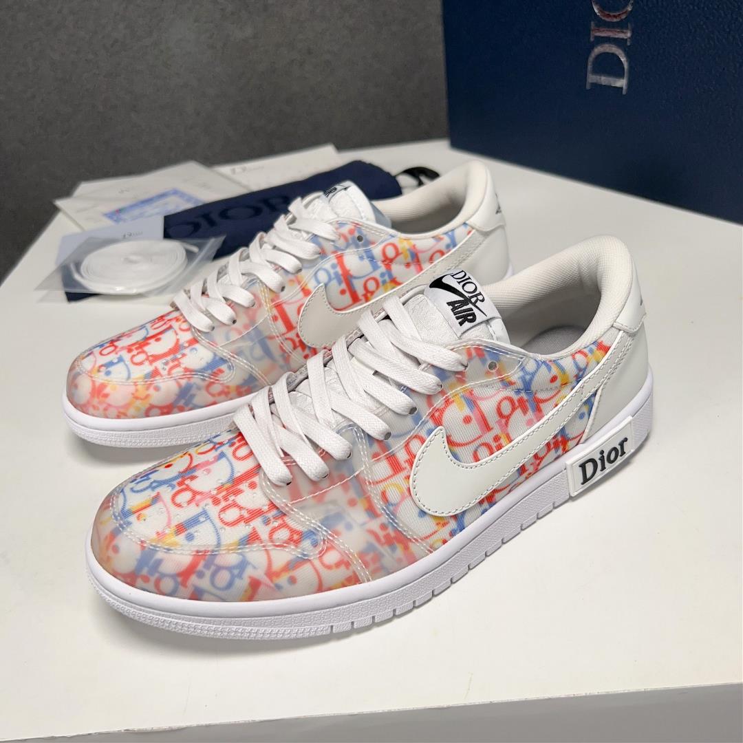 The Dior X nike co branded low top casual sports shoes are crafted with cowhide stitching on the top