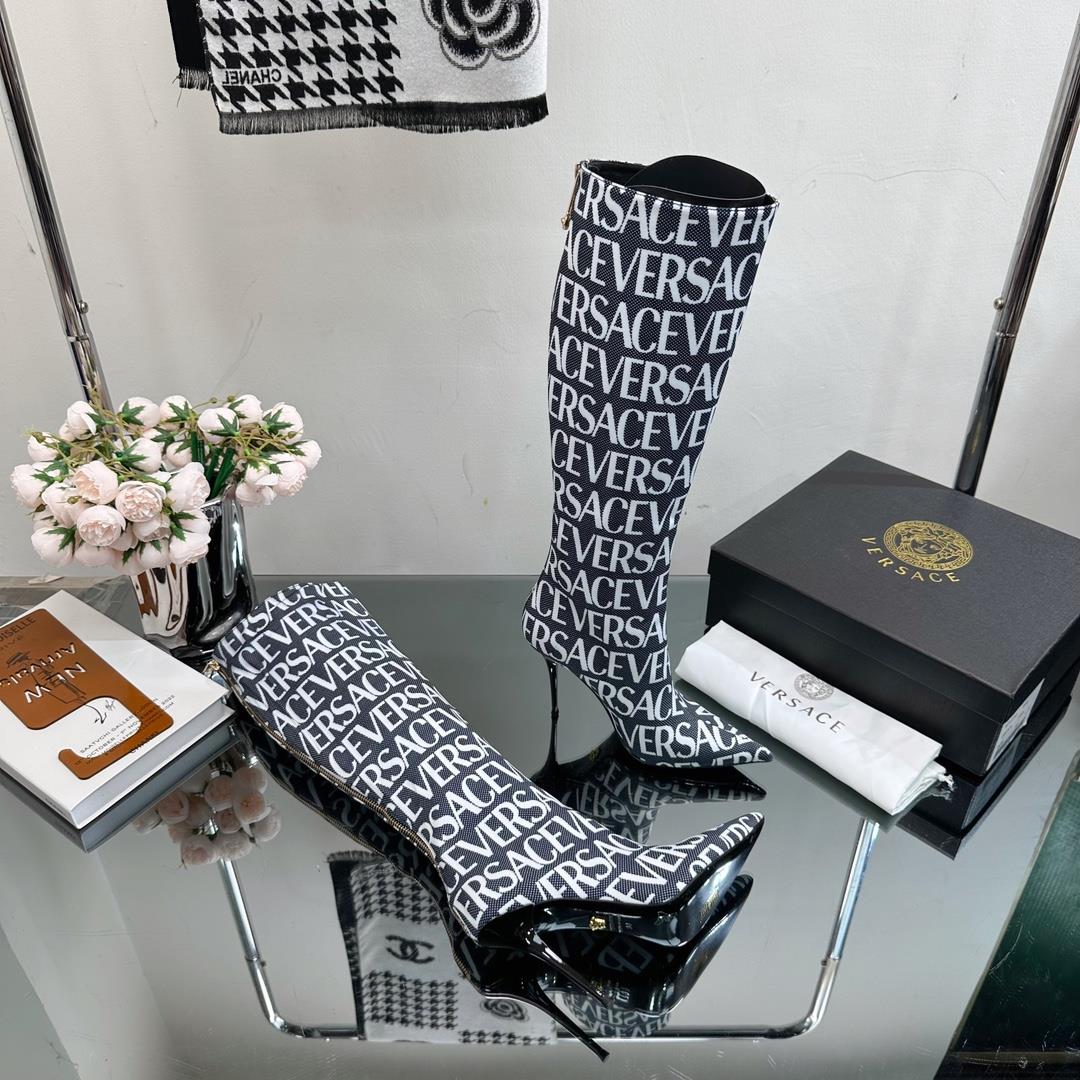 High version Versace SpringSummer 2023 new boots The Milan runway features a simple and c