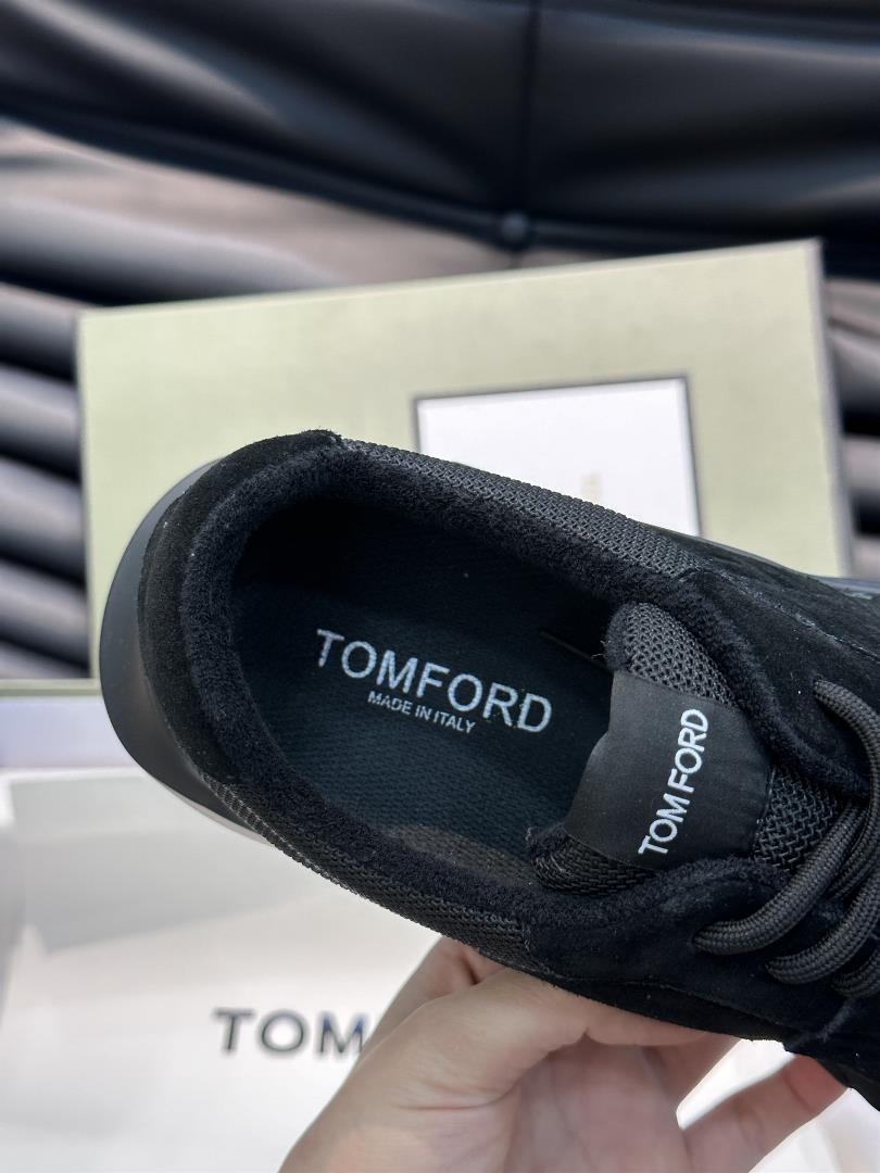 TOMFORD mens casual sports shoes are designed with smooth lines to create a simple appear