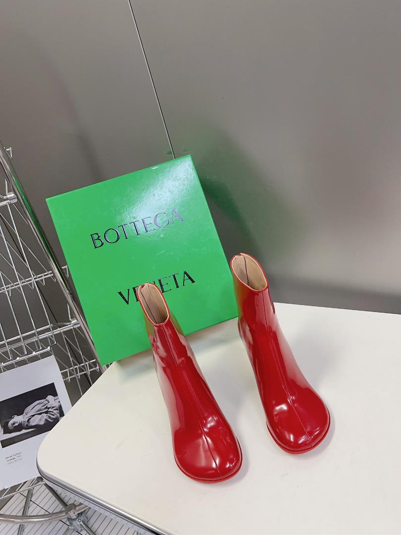 BOTTEGA VENETA Round Heel Open Edge Red Ankle Boots This round head wide flat streamlined head shape