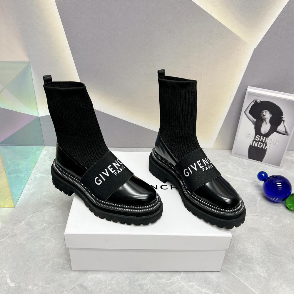 Factory toplevel versionGIVENCHY 2023vs AutumnWinter New CollectionRound headed letter socks and short bootsThe new flat bottom has a high exit rate