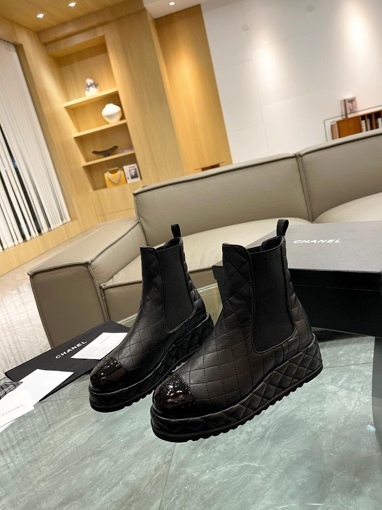 CHANEL Chanels Xiaoxiang 3 AutumnWinter series short boots are hot and new This season Xiaoxiangs popular style is really loved at a glance The