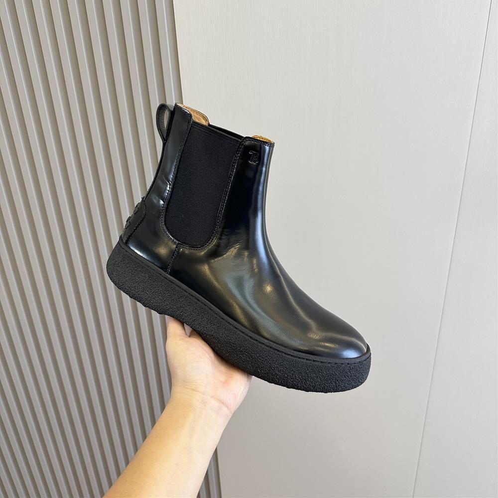 Beyond their style Tods Men Shoes has also prioritized comfort with these Chelsea boots