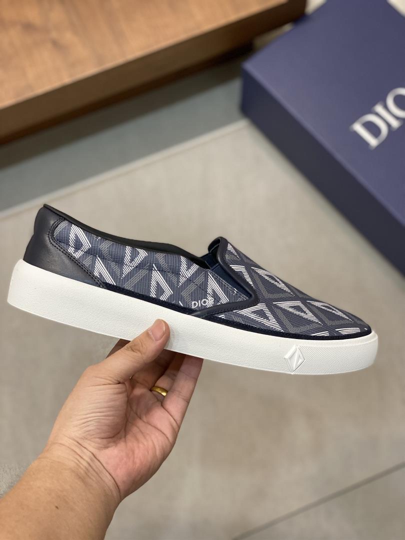 dior new Jagga Runner low top sneaker features a variety of materials and contrasting colo