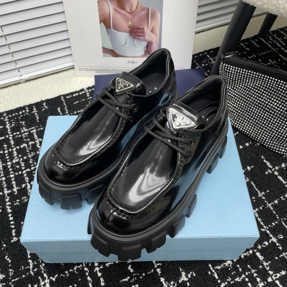 Upgraded factory PRADAs 2023 AutumnWinter runway show is popular on the internet with the same thick sole Lefu shoesThe Dream City Prada can be used