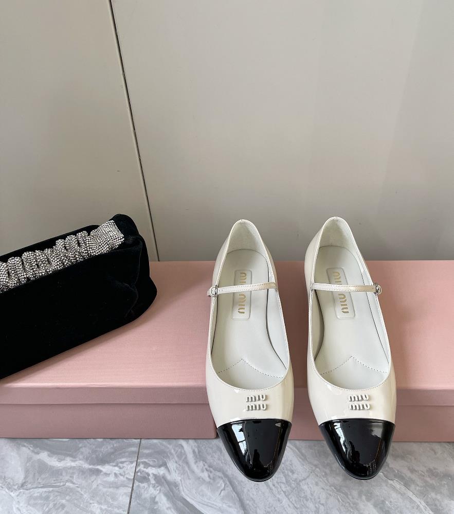 MIU MIU 24 Early Spring New Line Mary Jane Single Shoe SeriesZhang Yuanyings holiday collection of single shoes has appeared on the covers of major