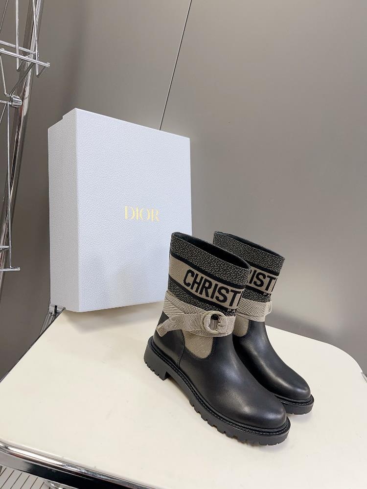 Dior Classic Autumn and Winter Knight Boots featuring a variety of celebrity internet celebrities grass planting fashion and trends It is a cool