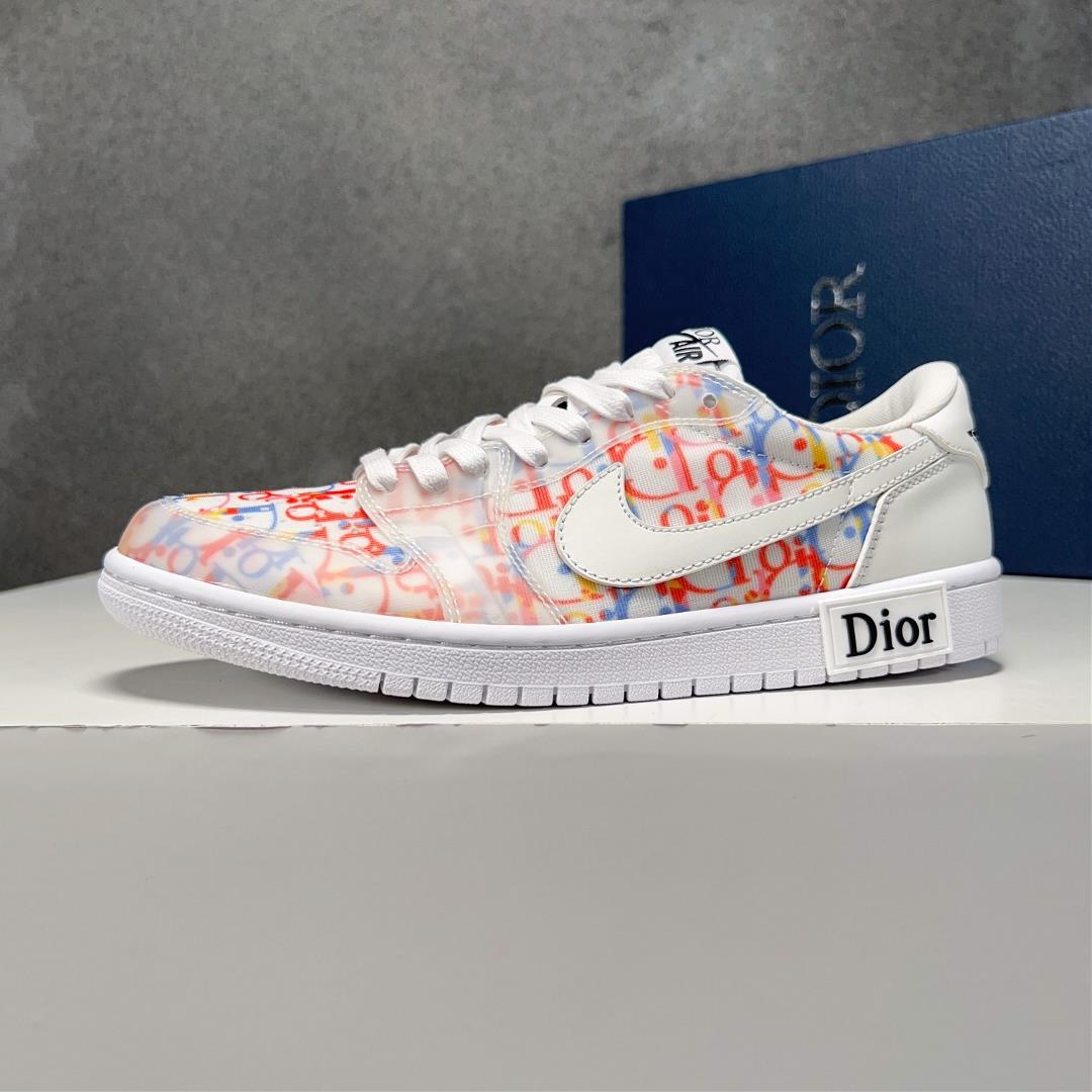 The Dior X nike co branded low top casual sports shoes are crafted with cowhide stitching