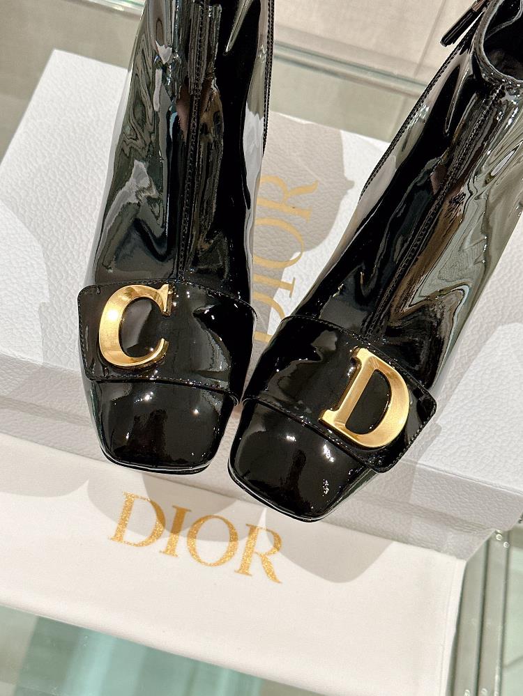 23Ss New CEST DIO Square Toe Short Boots Thick Heel Ankle BootsThis Cest Dior heel and ankle boots are a new addition to the 2023 autumnwinter read