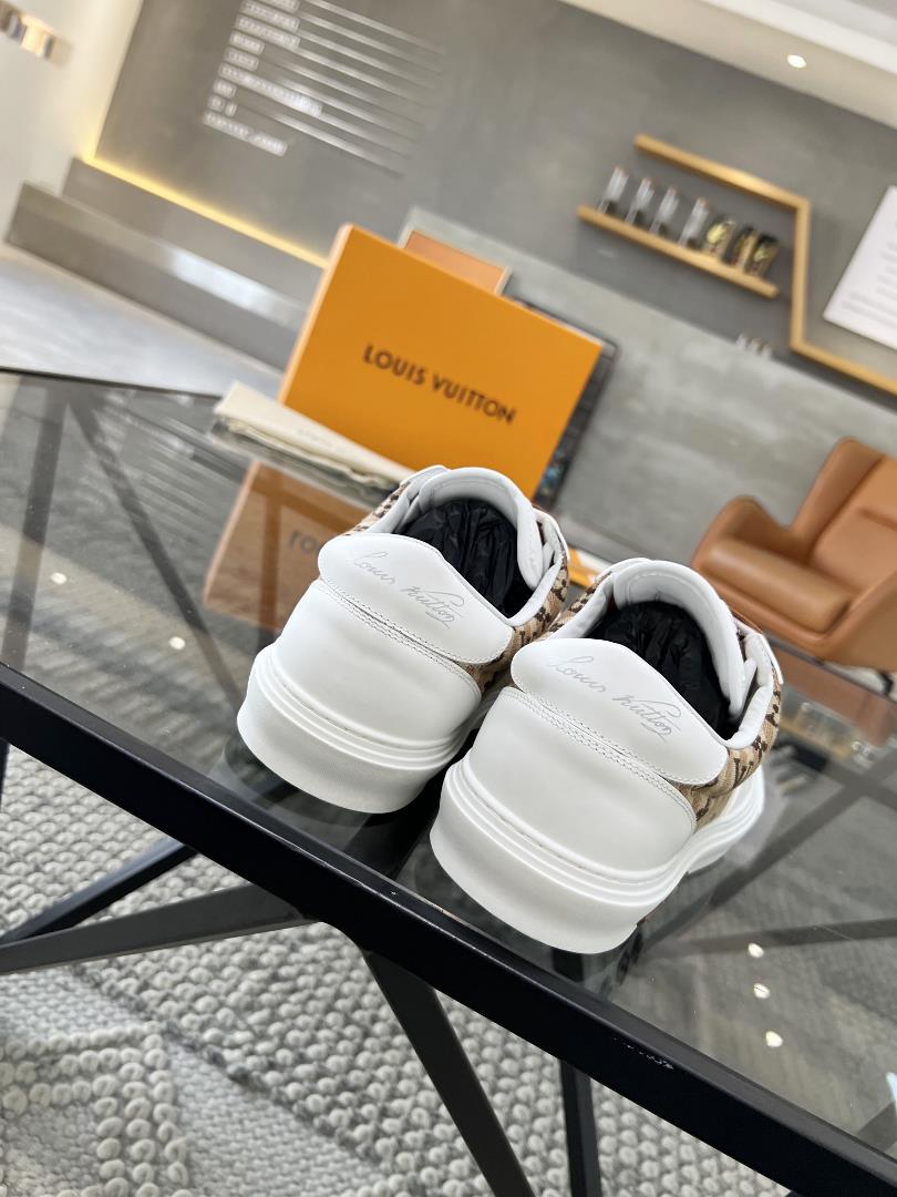 lv top tier agent purchase of the popular casual board shoe counter for men on the street