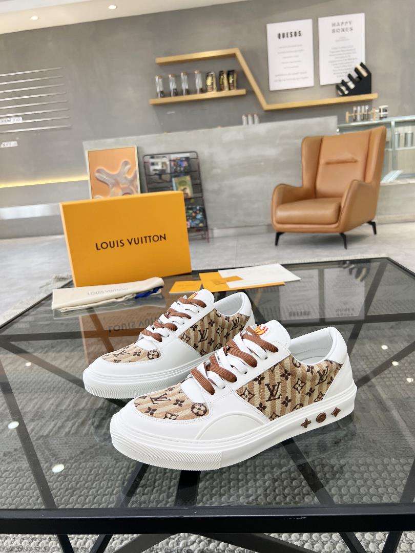 lv top tier agent purchase of the popular casual board shoe counter for men on the street featuring