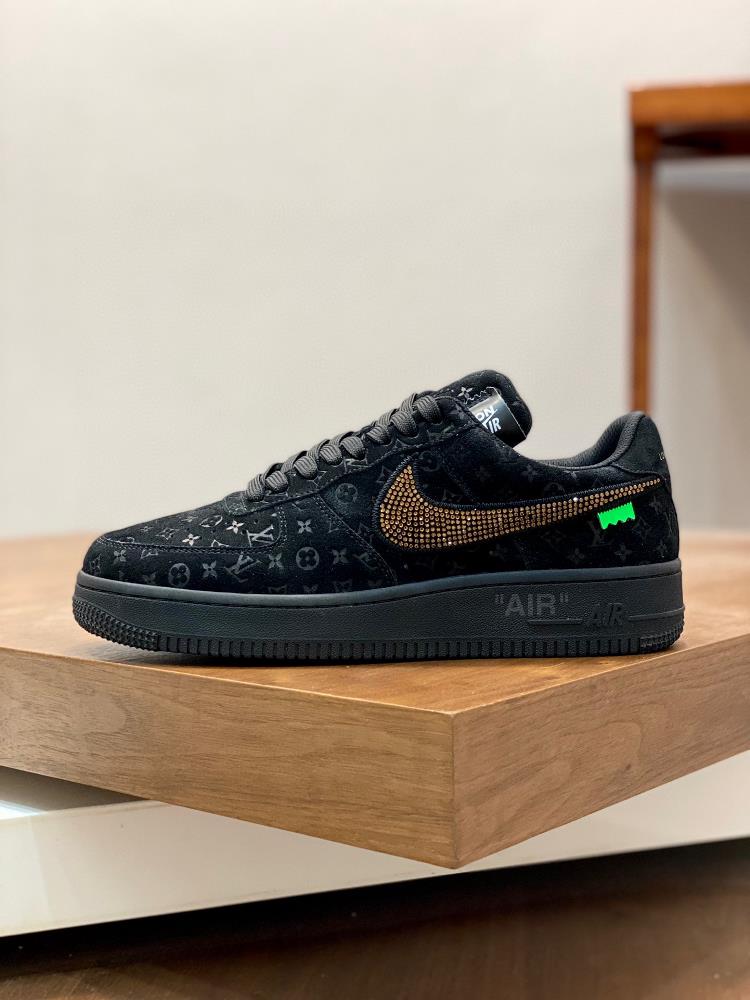 Louis Vuitton x x Nike co branded model is designed to basically follow the style of THE