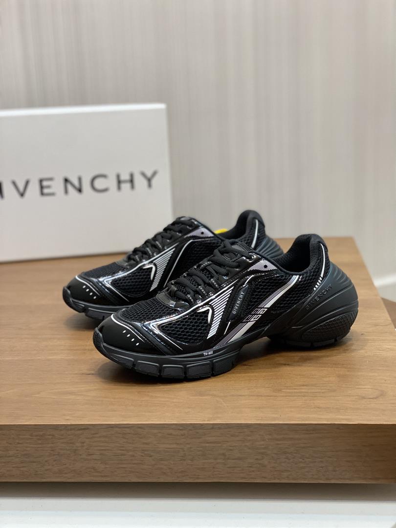 gIVENCHY Givenchy 23 new TK MX Runner sneakers are made of technological knitted fabrics