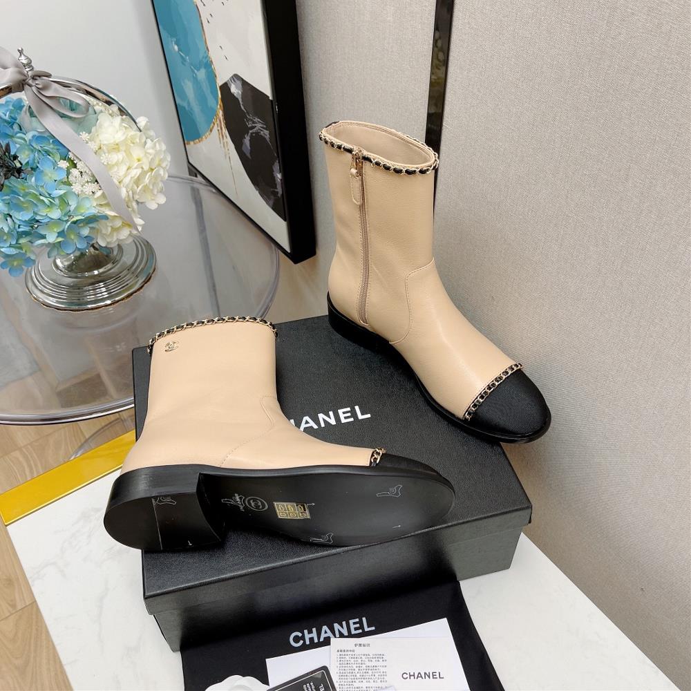 Original development of the latest chain boots series at the Chanel counter in autumn and