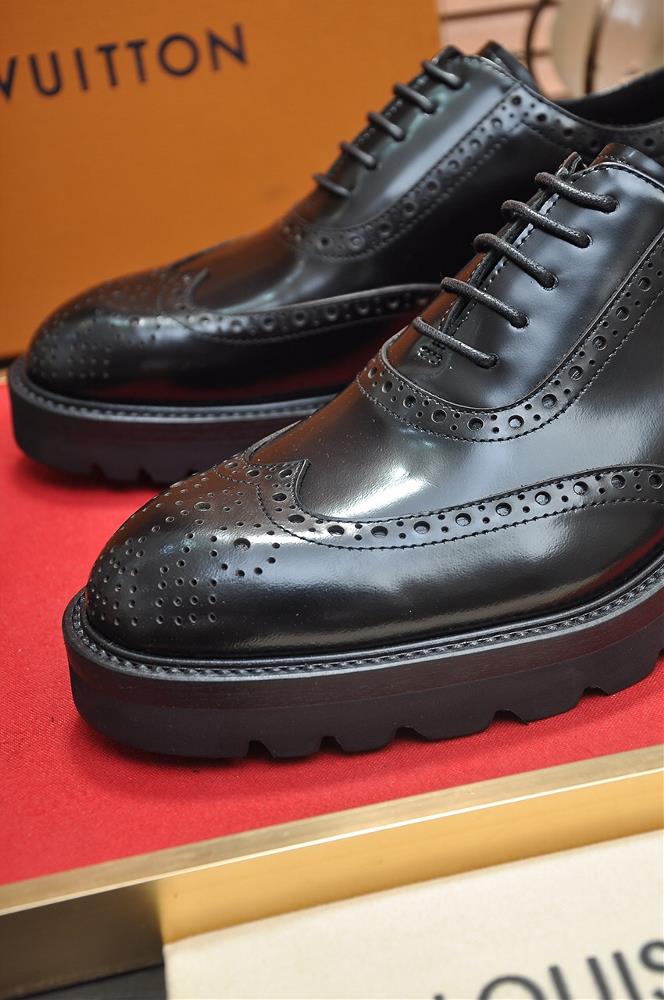 LVs original single cowhide inner lining LVs latest genuine leather business suit shoes are also available on the official website The top layer o